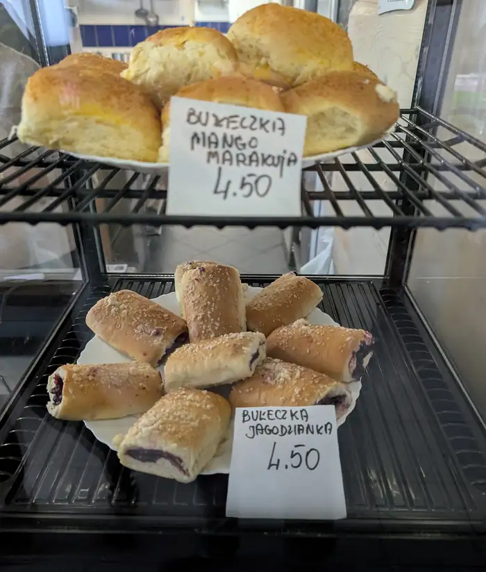 Witrynka z bułeczkami mango-marakuja i jagodowymi