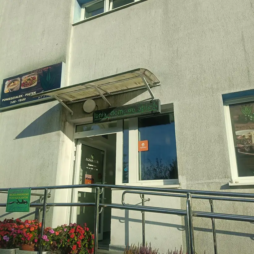 Budynek z wejściem do AGAWA Bistro i podjazdem z balustradą