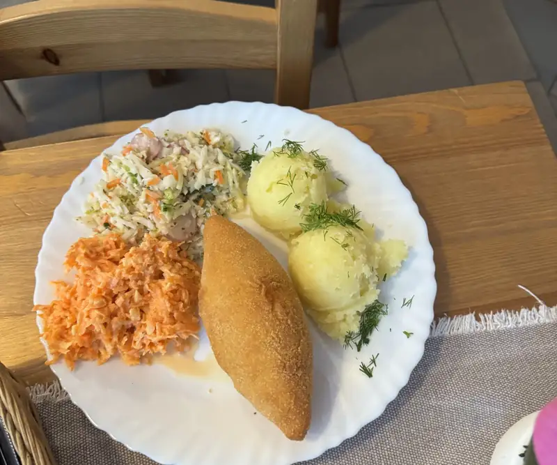 Krokiet z ziemniakami i surówkami
