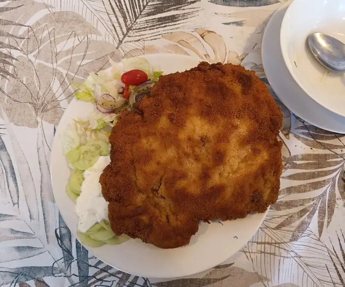 Duży kotlet schabowy z surówką